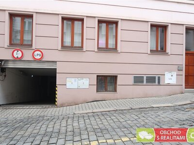 Praha / Vršovice, garážové stání