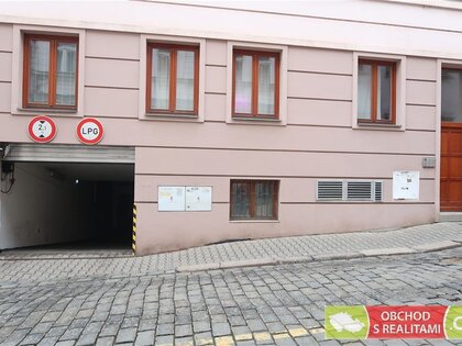 Praha / Vršovice, garážové stání