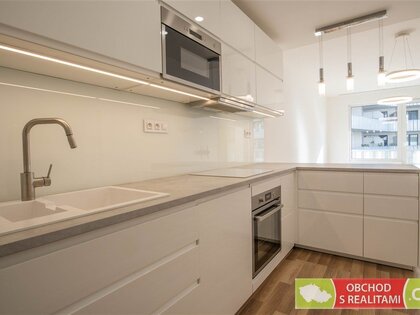 Praha 10 / Strašnice, byt 2+KK, balkon, sklep, garážové stání